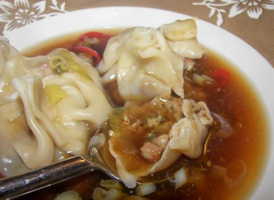 gekruide garnalenwontonsoep met chili