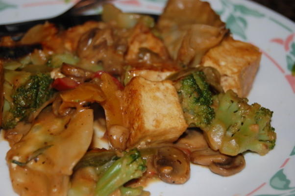 pittige roerbak tofu met pindasaus met peultjes en champignons