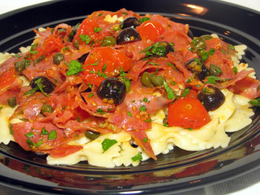 tagliatelle met salami, olijven en in de oven geroosterde tomaten