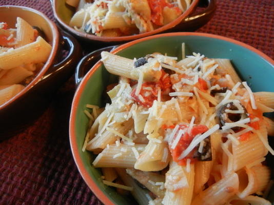 penne met artisjokken en zwarte olijven