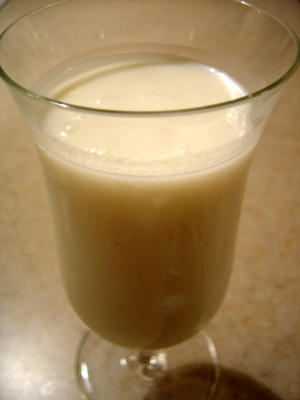 Indiase karnemelk lassi met kardemom