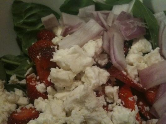 salade van spinazie, aardbeien en feta