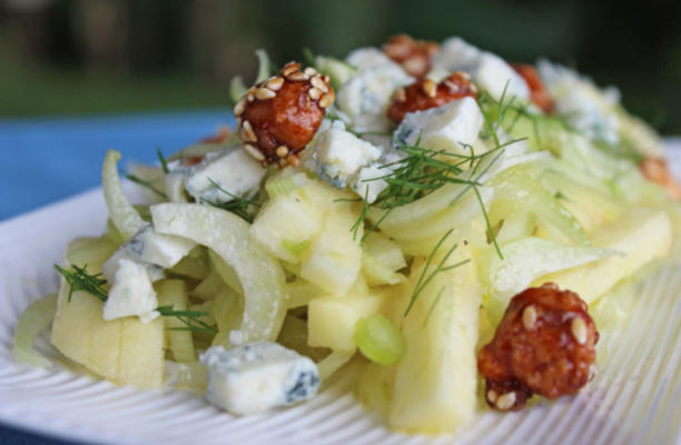 venkel en appelsalade met blauwe kaas en pecannoten