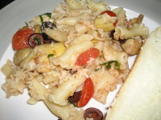 pasta met gebakken tomaten, olijven en artisjokken