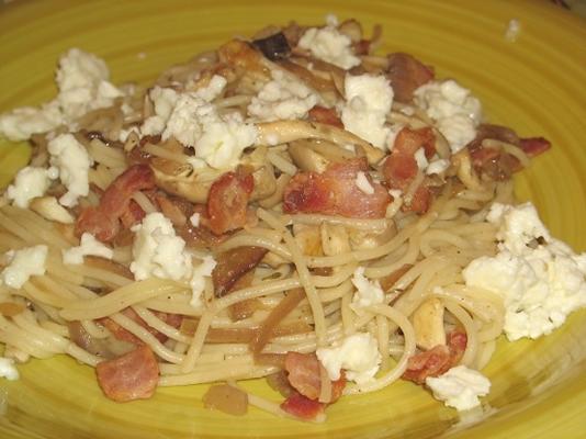 pasta met spek, champignons en gekarameliseerde uien