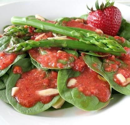 spinazie-aspergesalade met aardbeiendressing