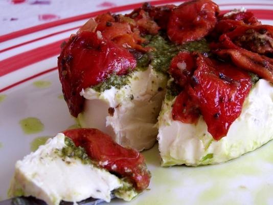 brie gegarneerd met pesto en zongedroogde tomaten