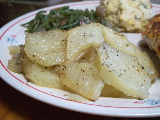 gebakken boterachtige aardappelplakjes