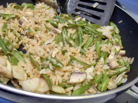 eenvoudig gefrituurde rijst met groenten