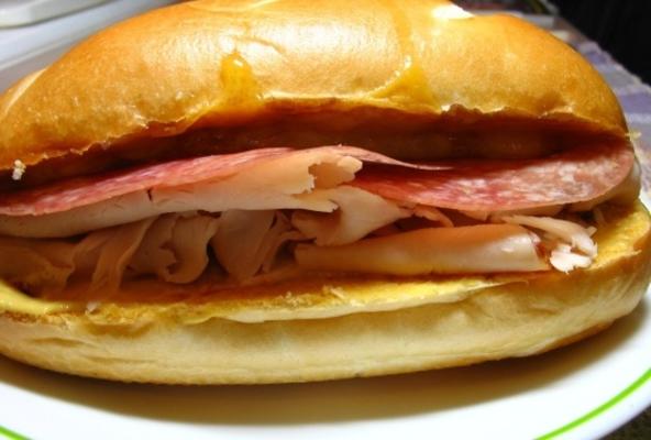 geroosterde salami en kalkoensandwiches