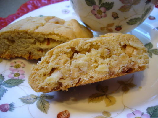 gekristalliseerde gemberbiscotti met amandelen en witte chocolade