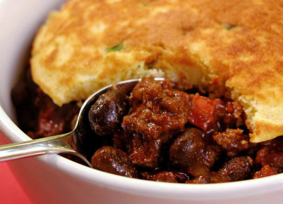 rundvlees en zwarte bonen chili met groene ui maïskoekjes