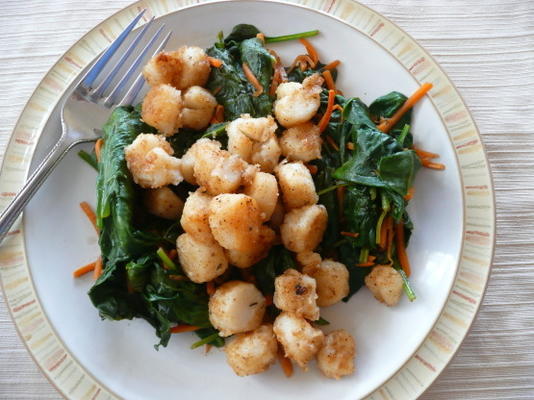 aangebraden sint-jakobsschelpen en spinaziesalade