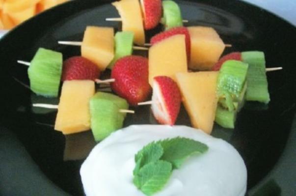 fruit kebab met honingcreme