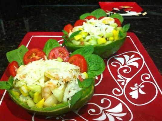 garnalen en sint-jakobsschelpen in avocadokopjes