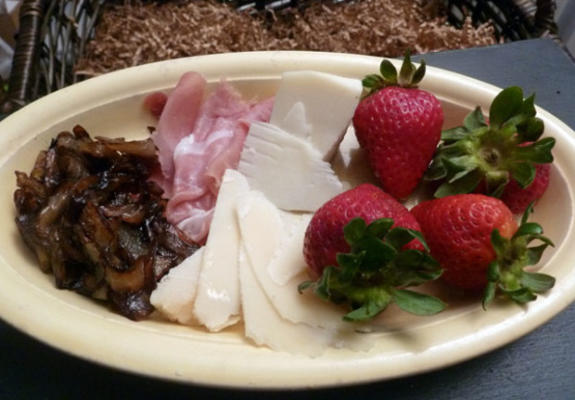 antipasto van prosciutto, kaas, aardbeien en balsamico-ui