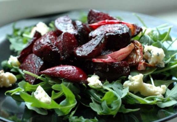 warme geroosterde bietensalade met spinazie en blauwe kaas