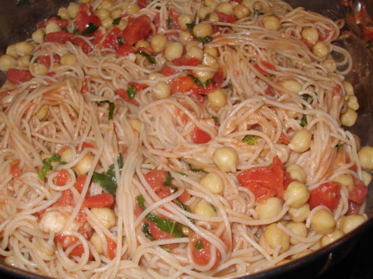 pasta koekepan met tomaten en bonen