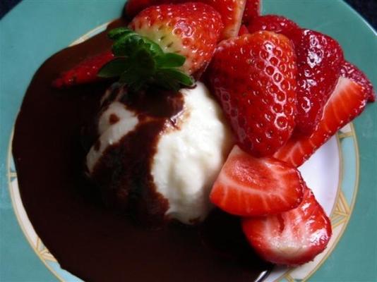 panna cotta met aardbeien en chocolade - sinaasappelsaus