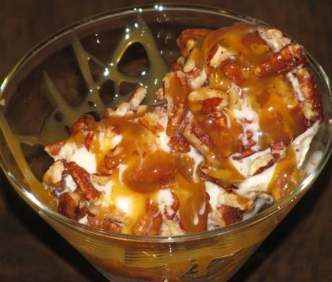 ijsjes met pecannoten en karamelsaus