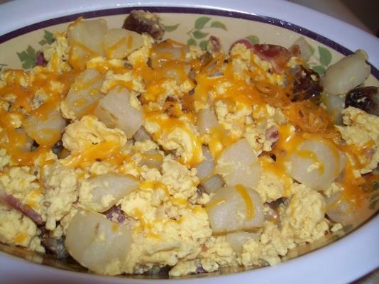 roerei / spek, aardappelen, paprika en uien en worst