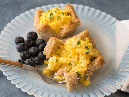 roomkaas roerei in toast kopjes