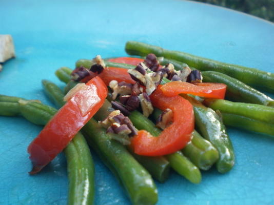 hartige gestoofde groene bonen met rode paprika en walnoten