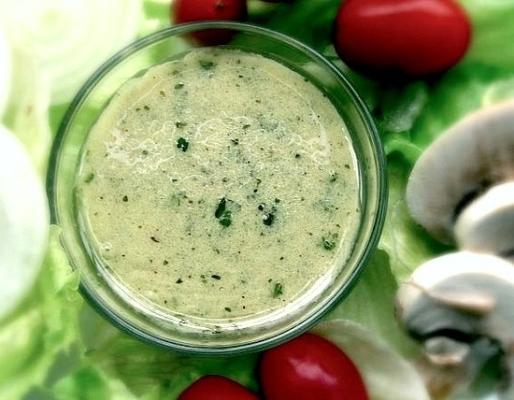 bijna lege Dijon-mosterdpotje dressing met vinaigrettesalade