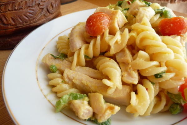 kippenpastasalade in romige curry dressing