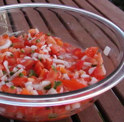 salsa criolla (salade van gehakte tomaten)