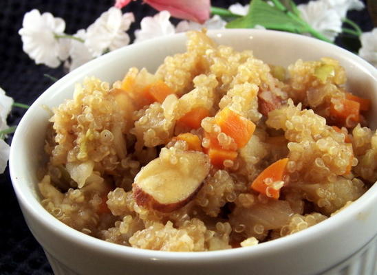 hartige quinoa met gebakken appels en amandelen