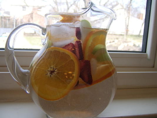 vruchtwater (appels, sinaasappels en aardbeien)