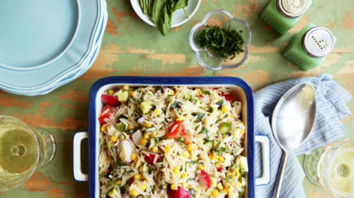 zomerse gehakte orzo-salade