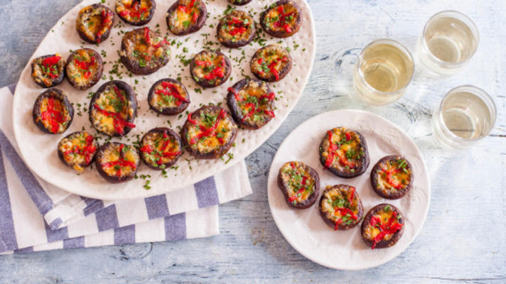 gevulde champignons met geroosterde rode pepers en manchegokaas