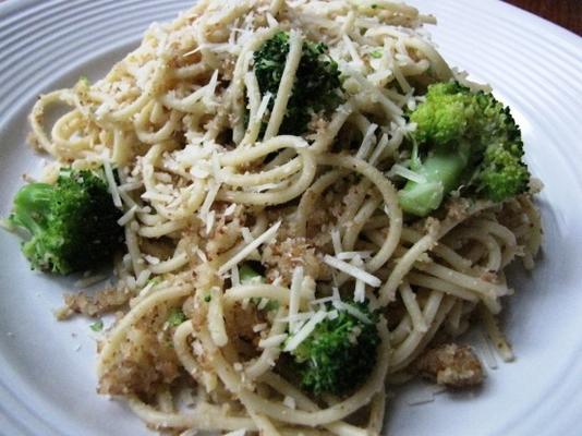 broodkruimelspaghetti van broccoli en knoflook