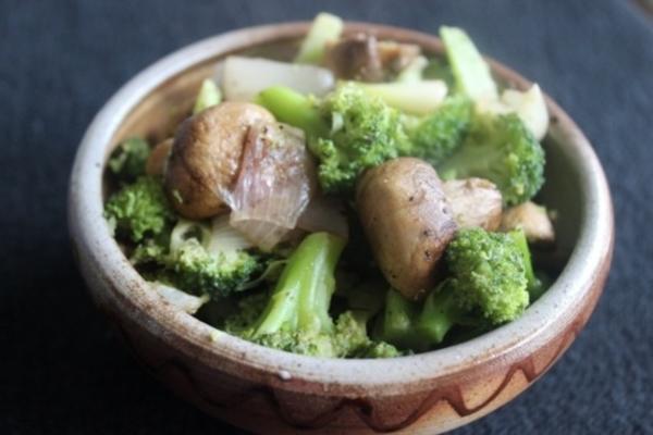 broccoli met geroosterde sjalotten en champignons