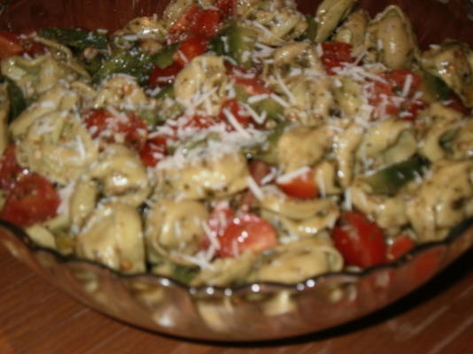 pesto tortellini salade met druiven tomaten