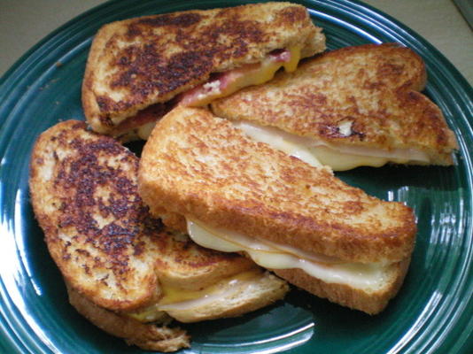 geroosterde sandwiches met kalkoen en spek