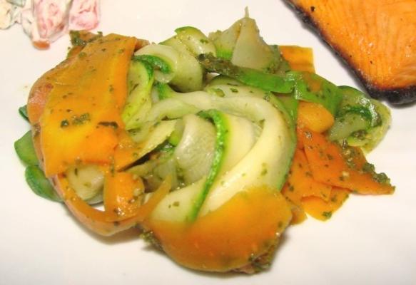 wortel en courgettelinten met pesto