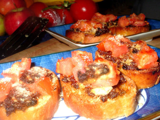 ansjovis en zongedroogde tomatenbruschetta