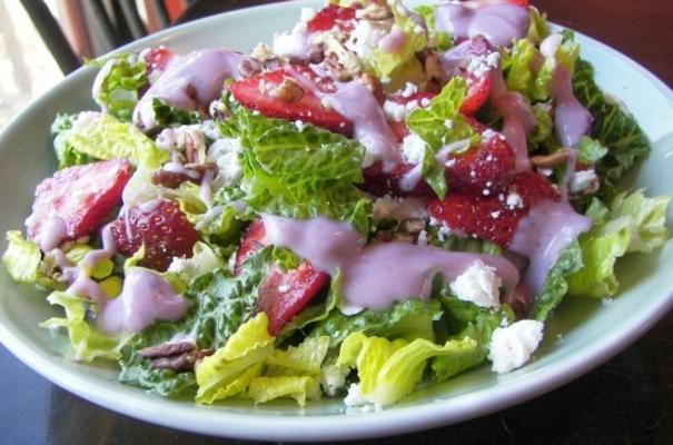 aardbeien spinazie salade met yoghurt dressing