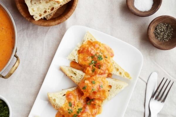 tomaten-cheddar rarebit