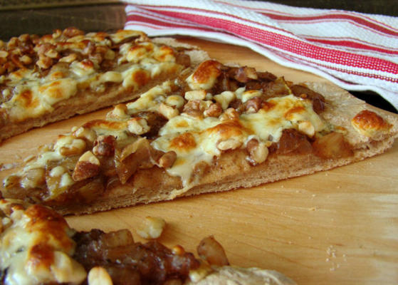 gourmet peer, walnoot en gorgonzola pizza