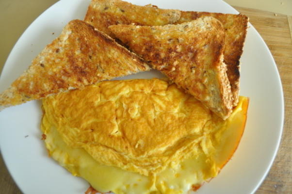 de omelet van de Zwitserse omelet van mama voor 2 of meer