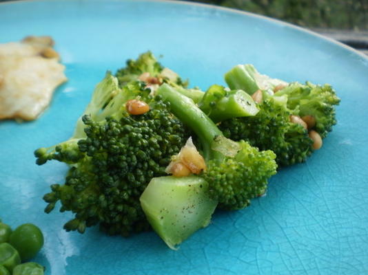 broccoli met uien en pijnboompitten