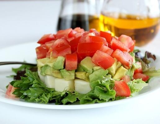 salade van avocado, tomaat en mozzarella