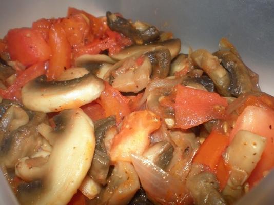 champignon, tomaat en ui saute