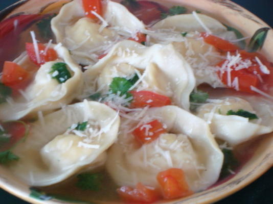 zelfgemaakte tortellini in bouillon