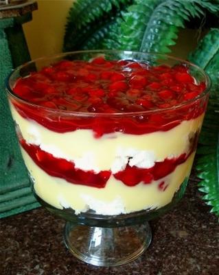 gelaagde kersen op een wolk of cherry trifle