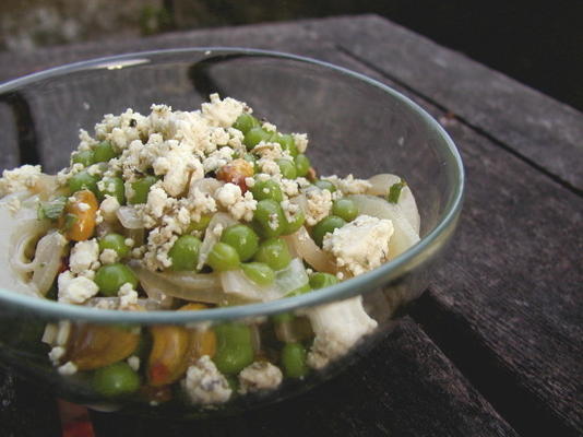 salade van erwten, feta en munt met pistachenoten